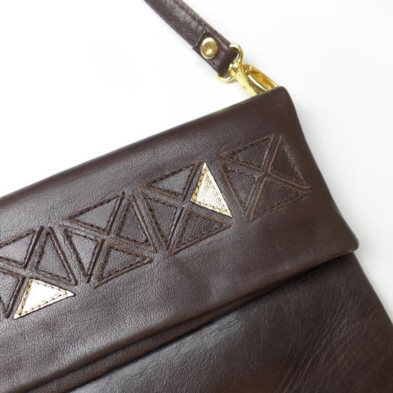 goldmarie Handtasche DREIECK Muster Leder dunkelbraun-gold 29x15cm