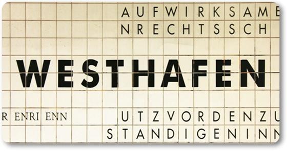 U-Bahnhof Westhafen Kühlschrankmagnet - schwarze Schrift auf weißen Mosaikkacheln, verziert mit Auszügen der Allgemeinen Erklärung der Menschenrechte in schwarzer Schrift