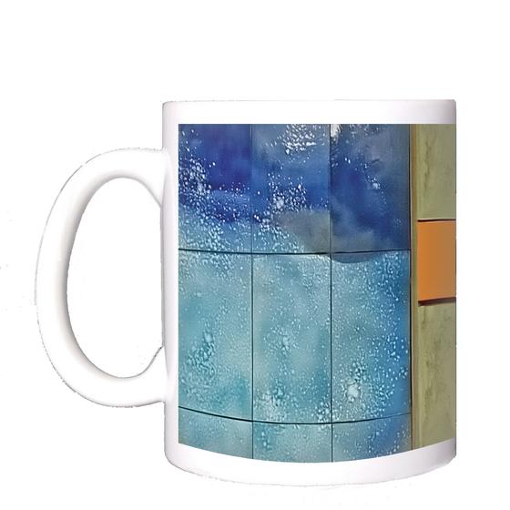 U-Bahnhof Scheidplatz Kaffeetasse - weiße Schrift auf orangem Streifen, vor braun-beiger Wand mit blauen Fliesen am linken Rand