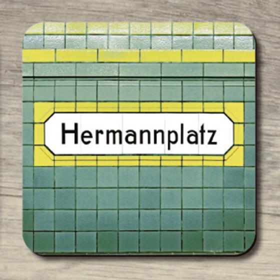 U-Bahnhof Hermannplatz - schwarze Schrift auf weißem Schild gelb umrahmt auf salbei-grünen Fliesen