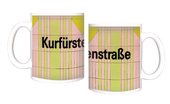 U-Bahnhof Kurfürstenstrasse Kaffeetasse - schwarzer Schrift auf rosa-grün gestreifter Kachelwand mit gelbem Quadrat