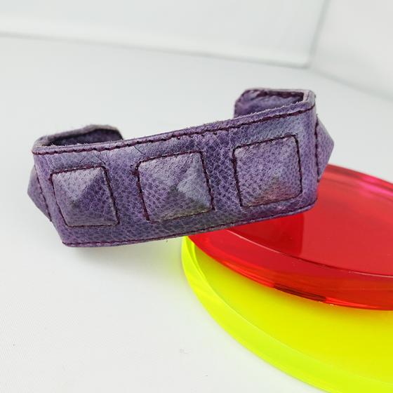 goldmarie Armreif COVER NIETEN ONE - vintage Leder - purple 