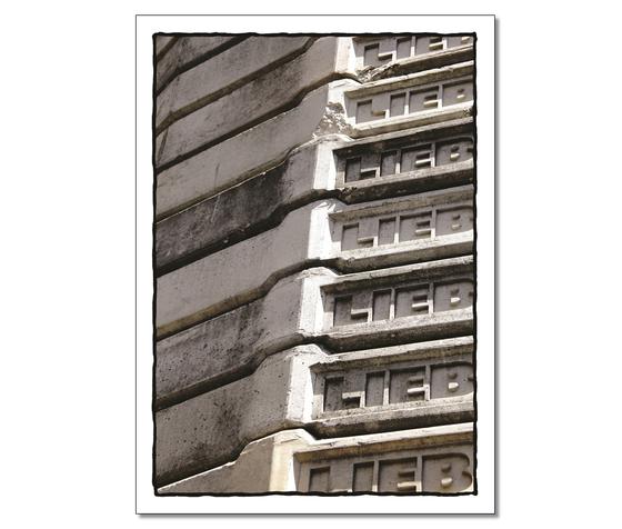 Klassische Postkarte - Liebstapler. Foto von einem Stapel von Steinbloecken. In jedem ist das Wort Lieb eingearbeitet. 