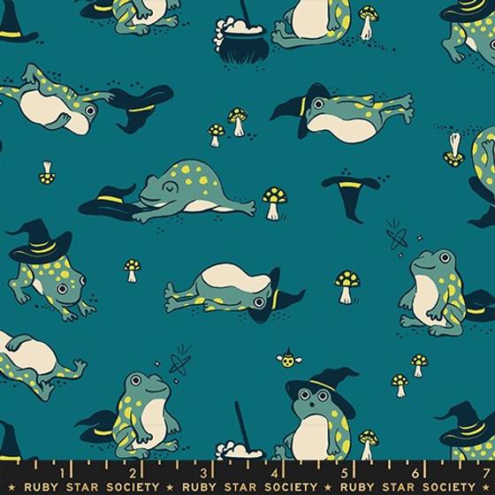 Frogmiliars Storytime von Ruby Star Society – verspielter Halloween-Stoff mit Fröschen in dunklen Teal- und Cremetönen