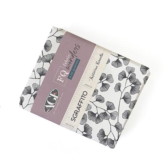 Art Gallery Fabrics Sgraffito Fat Quarter Bundle von Katarina Roccella mit 17 verschiedenen Baumwollstoffen in modernen Mustern und harmonischen Erd-, Rosa- und Grautönen.