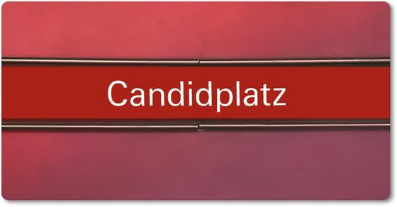 U-Bahnhof Candidplatz Kühlschrankmagnet - weiße Schrift, auf rotem Streifen, schwarz umrandet, vor lila Untergrund