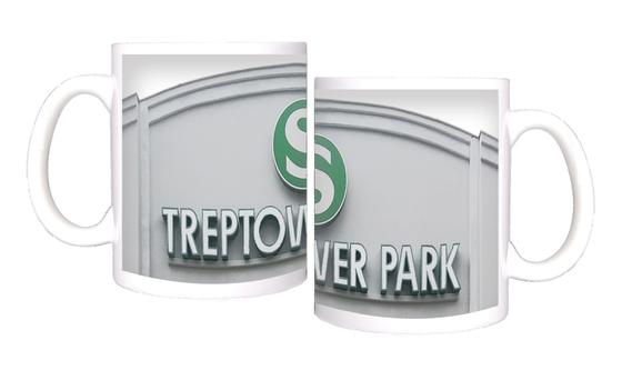 S-Bahnhof Treptower Park - weiße Lettern unter grünem S-Bahn Schild vor grauem Eingangsbogen