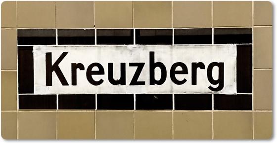 U-Bahnhof Kreuzberg S-Bahnhof Magnet - schwarze Schrift auf weißem Fliesenhintergrund, umrandet von schwarzen und beigen Fliesen