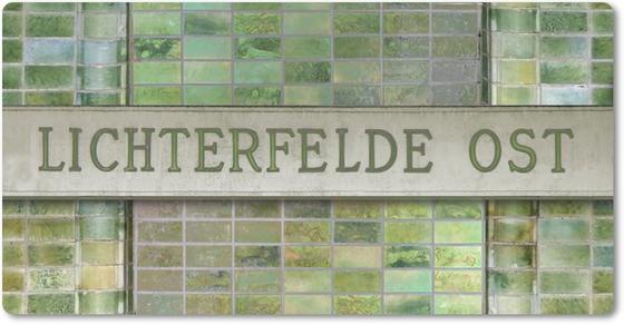 S-Bahnhof Lichterfelde Ost - dunkle Schrift auf hellem Schild im Hintergrund grün schimmernde Fliesen