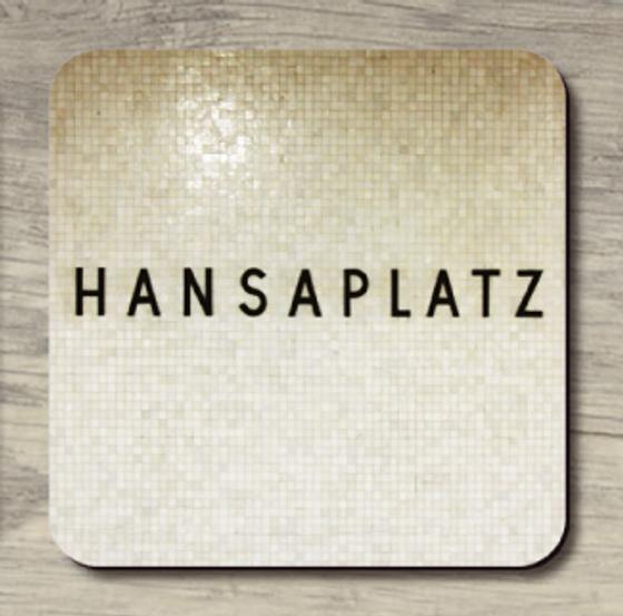 U-Bahnhof Hansaplatz - schwarze Schrift auf weißen kleinen Fliesen