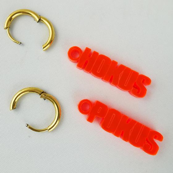 goldmarie Ohrringe HOKUS POKUS - Plexi Schriftzug - neon rot - 3cm