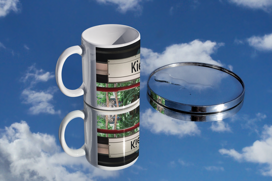 U-Bahn Kaffeebecher Kaffeetasse U-Bahnhof Kiekut schwarze schrift auf weißem frei schwebendem schild im hintergrund Bäume und Geäst