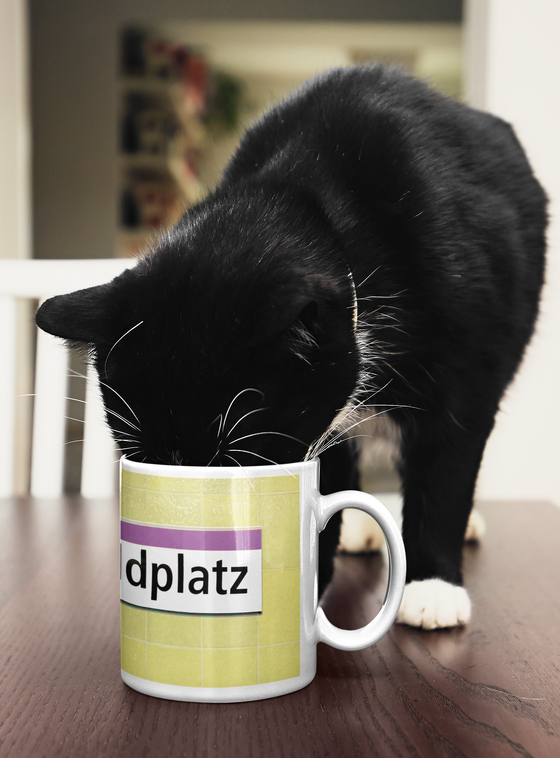 U-Bahnhof Leopoldplatz Kaffeetasse - weißes Schild mit schwarzer Schrift auf gelbem Fliesenhintergrund
