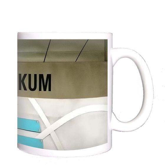 U-Bahn-Tasse Fuerth Klinikum der Nuernberger Linie U1 in der originalgetreuen Stations-Gestaltung - grau-beiges Schild mit schwarzer Schrift, an der Rückwand farbige, brettartige Panelen als Gestaltungselemente