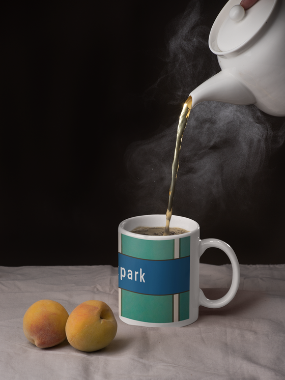 U-Bahnhof Westpark Kaffeetasse - weiße Schrift auf blauem Streifen, auf grün-türkiser Wand mit weißen Längsstreifen