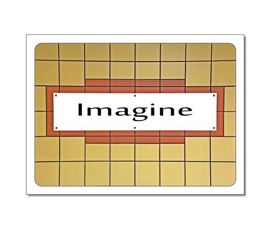 Postkarte "Imagine" - weißes Schild mit schwarzer Schrift umrandet von orangenen Fliesen, im Hintergrund gelb-beige Fliesen