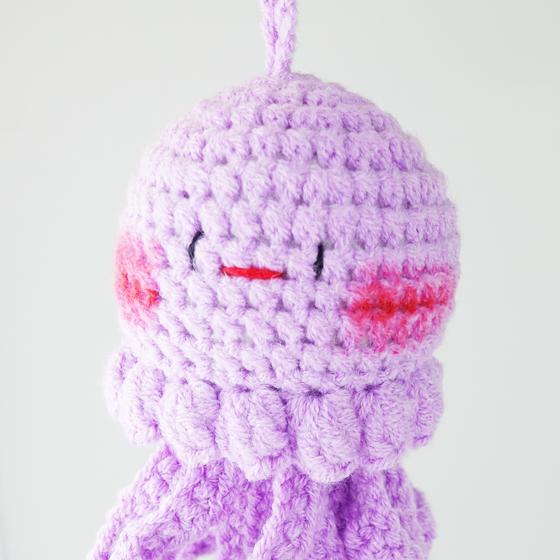 goldmarie Taschenanhänger QUALLE - gehäkelt - lavendel 