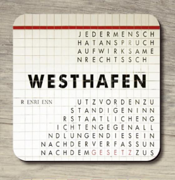 U-Bahnhof Westhafen - schwarze Schrift auf weißen Fliesen außerdem Muster und Wortspiel aus schwarzen Buchstaben