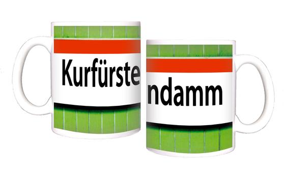 U-Bahnhof Kurfürstendamm Kaffeetasse - weißes Schild mit orangem Streifen und schwarzer Schrift auf grünem Fliesenhintergrund