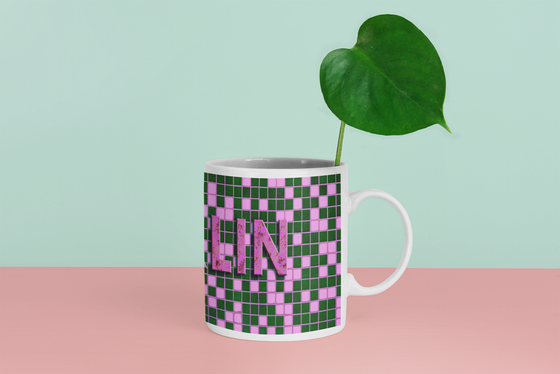 Berlin Schriftzug Kaffetasse pinke Schrift  auf grün rosa Kacheln