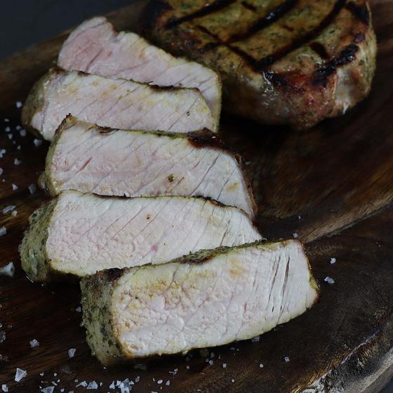 Rueckensteak vom Offenstallschwein, roh, mariniert