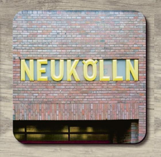 S-Bahnhof Neukölln - gelbe Schrift auf Backsteinfassade