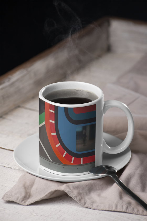U-Bahnhof Hanover Hauptbahnhof Kaffetasse weiße Schrifft auf blauem Schild über grauer fläche links, rechts Bunte verziehrung in rot, grün und blau