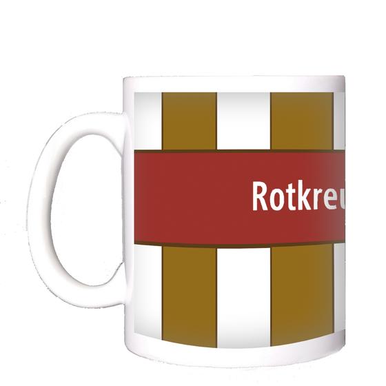 U-Bahnhof Rotkreuzplatz München Kaffeetasse - weiße Schrift auf dunkelrotem Schild vor braun-weiß getreiftem Hintergrund
