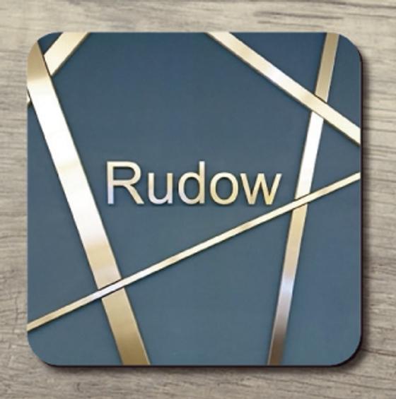 U-Bahnhof Rudow - silberne Schrift auf dunkelblauem Hintergrund umrahmt von abstrakten Silbernen Streifen