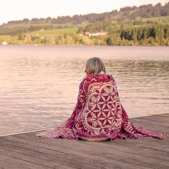 Spirit of OM Kuscheldecke beere