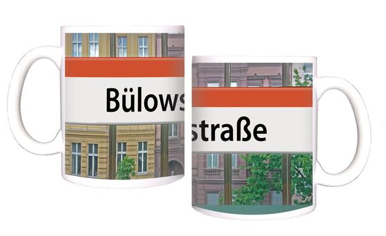 U-Bahnhof Kaffeetasse Bülowstrasse - schwarze Schrift auf weißem Schild mit orangem Streifen, an Bahnhofsfenster befestigt mit rotem und gelbem Haus im Hintergrund
