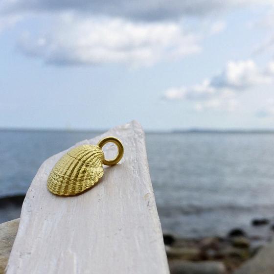 anhaenger-große-herzmuschel-750-gelbgold
