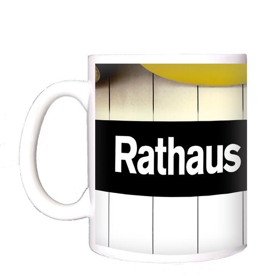 U-Bahnhof Rathaus Steglitz U-Bahn Kaffeetasse - schwarzes Schild mit weißer Schrift zwischen Gleisbett und runder Deckengestaltung