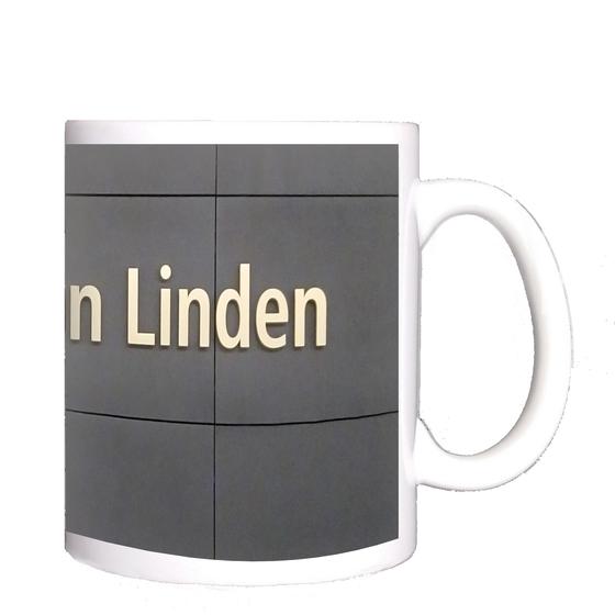 U-Bahn-Tasse Berlin Unter den Lindender Linie U5 in der originalgetreuen Stations-Gestaltung mit blass-goldener Schrift auf eleganter anthrazitfarbener Wand