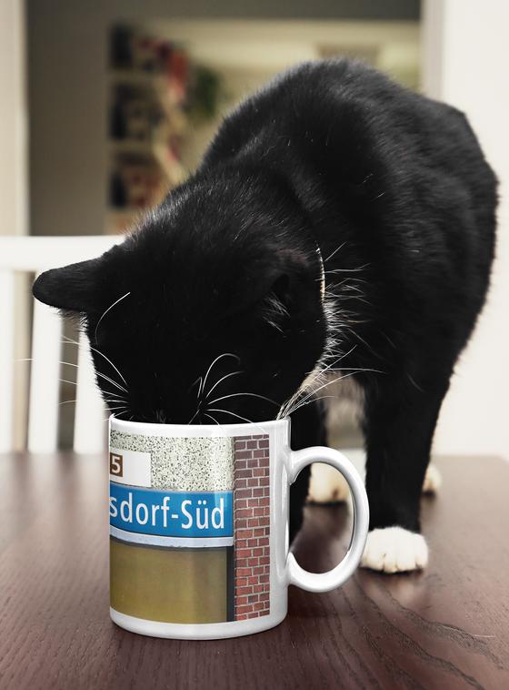 U-Bahn Kaffetasse Bhf Biesdorf Süd, weiße Schrift auf hellblauem Streifen über Tür mit U5 Symbol links und rechts Backstein daneben