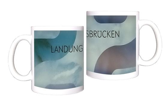 S-Bahnhof Landungsbrücken Kaffeetasse - schwarze Schrift auf blassblauem Hintergrund mit roten und blauen Schlangenlinien