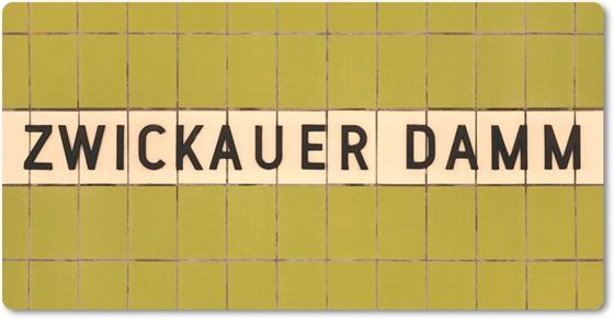 U-Bahnhof Zwickauer Damm - schwarze Schrift auf weißem Streifen vor gelben Fliesen
