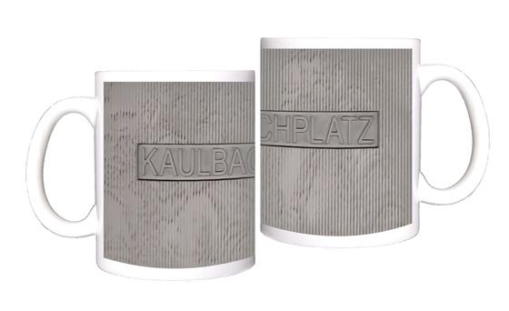 U-Bahn-Tasse Nuernberg Kaulbachplatz der Linie U3 in der originalgetreuen Stations-Gestaltung - grauer Beton mit reliefartiger Schrift ebenfalls Beton