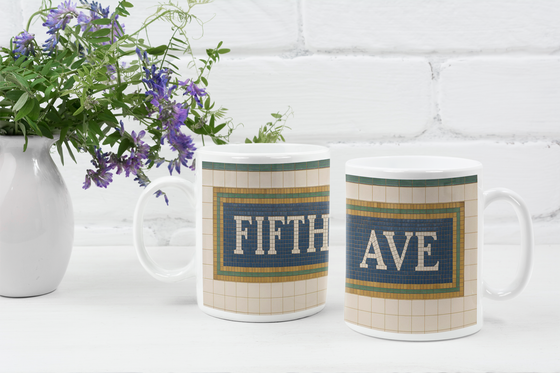 U-Bahnhof Fith Avenue Kaffetasse - weise Schrift auf blauem Hintergrund, grüner Rand dahinter graue Fliesen