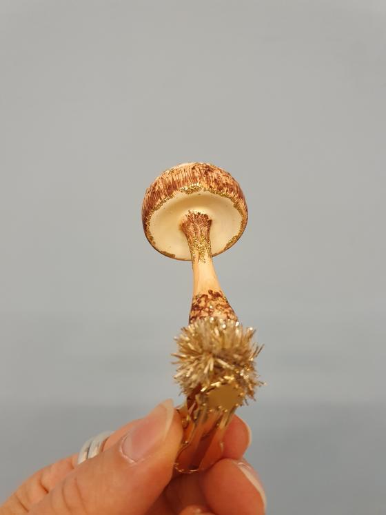 Glas Pilz braun auf Feder aus Thüringen