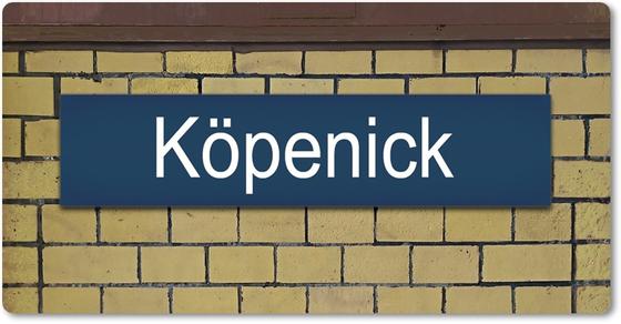 S-Bahnhof Köpenick - weiße Schrift auf blauem Schild auf hellgelben Fliesen