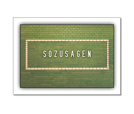 Postkarte in Ubahnstationsschild-Optik - kleine laubgruene klinkerfoermige Kacheln, darauf eingerahmt von einem dünnen beige-weissen Klinkerband zentral in weisser Schrift "Sozusagen"