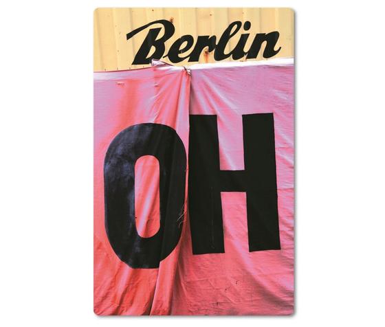 Foto einesBerlin Schriftzuges und einem pinken Tuch mit der Aufschrift OH. 