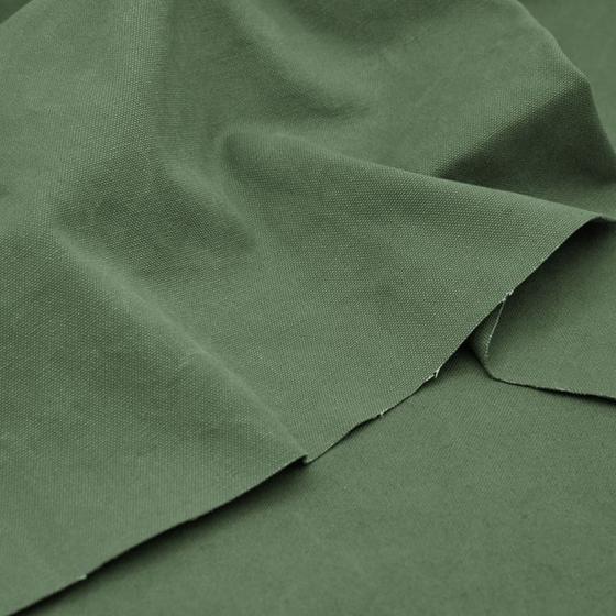 Schwerer gewaschener Canvas mit weicher Haptik und natürlicher Struktur für Taschen und Wohnaccessoires.