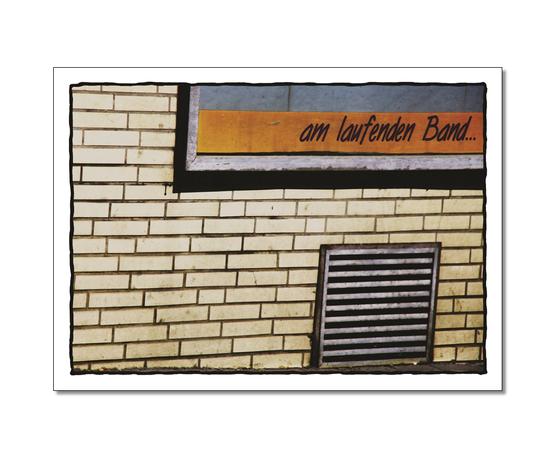 Klassische Postkarte - Foto einer Ecke einer Plakatwand. Schriftzug: am laufenden Band. 