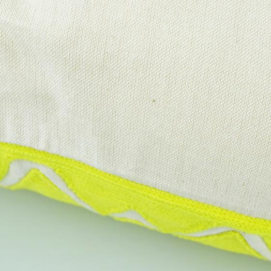 goldmarie Deko Kissen HUG ME - Stickmuster - creme-neongelb - 40x60cm
