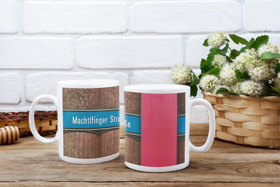 U-Bahnhof Machtlfinger Strasse Kaffeetasse - weiße Schrift auf blauem Schild, vor Betonsäulen-Wand mit pinkem Streifen