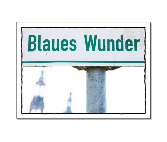 Klassische Postkarte - Unvorstellbar. Nahaufnahme eines Schildes mit dem Aufdruck: Blaues Wunder. 