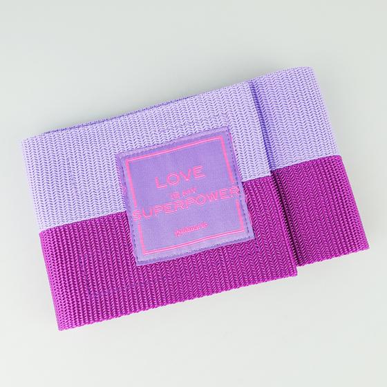 goldmarie Yogamatte Banderole LOVE IS MY SUPERPOWER - Klettverschluss - flieder-violett