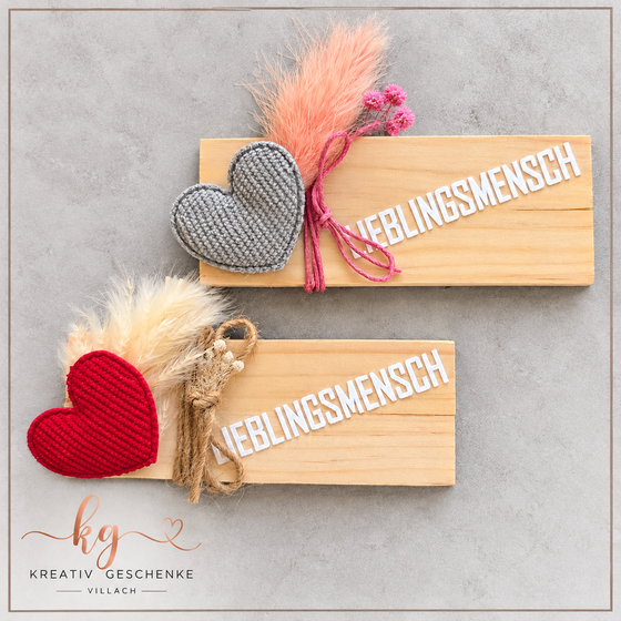 Handgefertigter Lieblingsmensch-Magnet aus Stoffherz mit Flockfolienaufdruck von Kreativ Geschenke Villach.